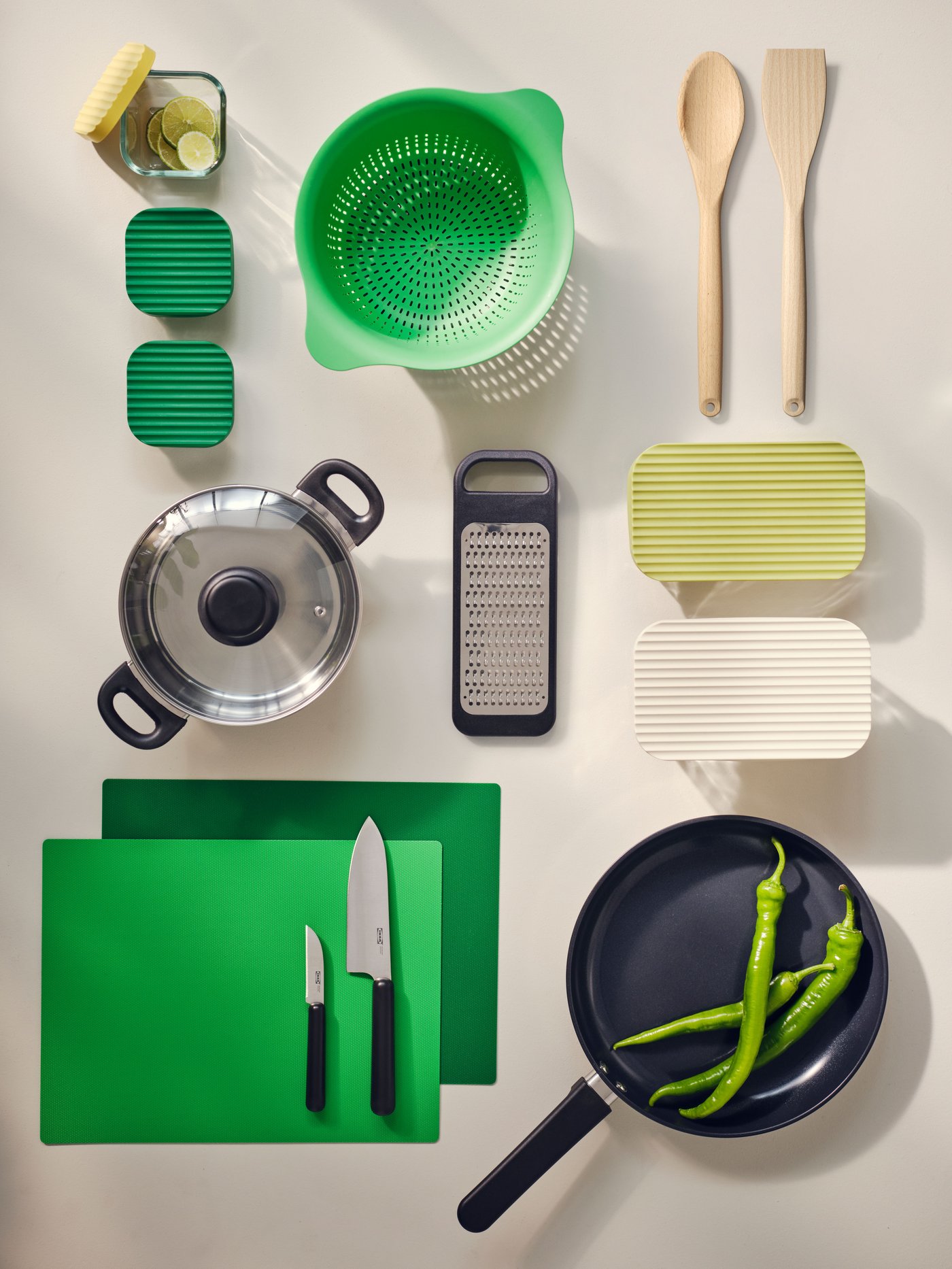 A green/bright green FINFÖRDELA bendable chopping board