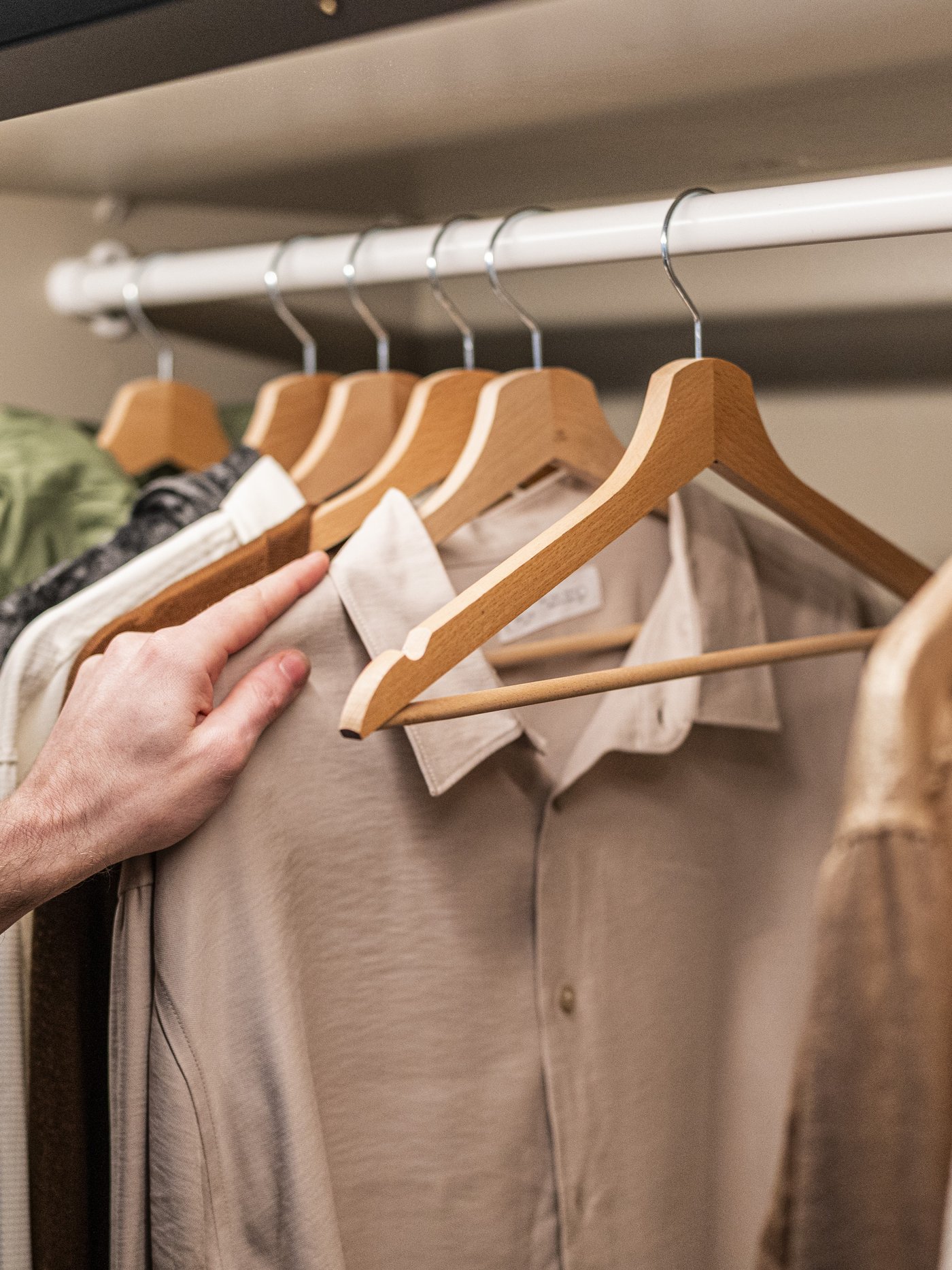 Il dettaglio di un armadio PAX con diverse grucce BUMERANG e delle camice appese