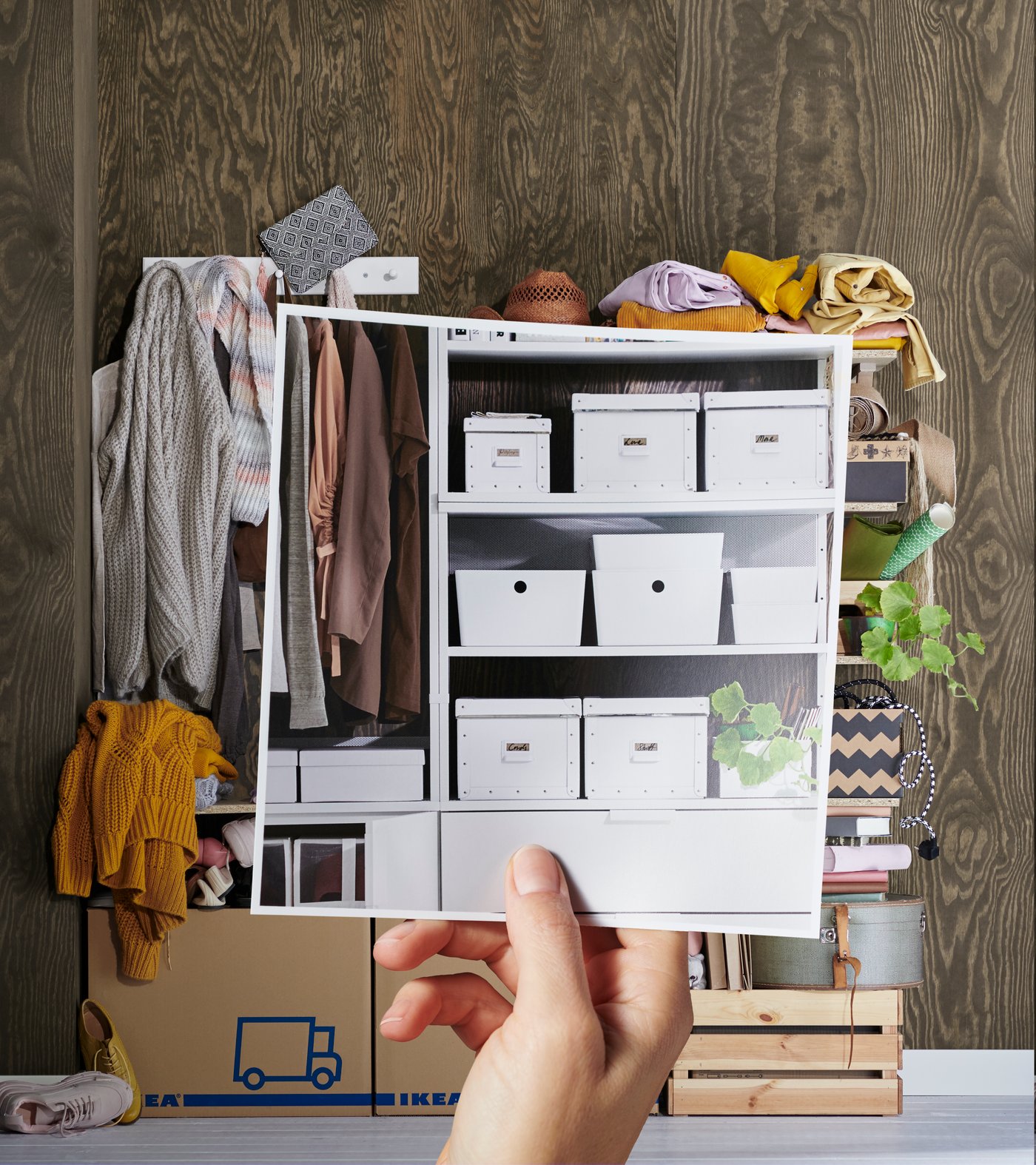 A white KUGGIS box with lid in the bedroom