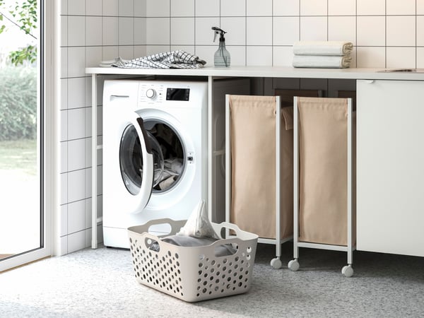 Lave-linge dans une salle de bain lumineuse.