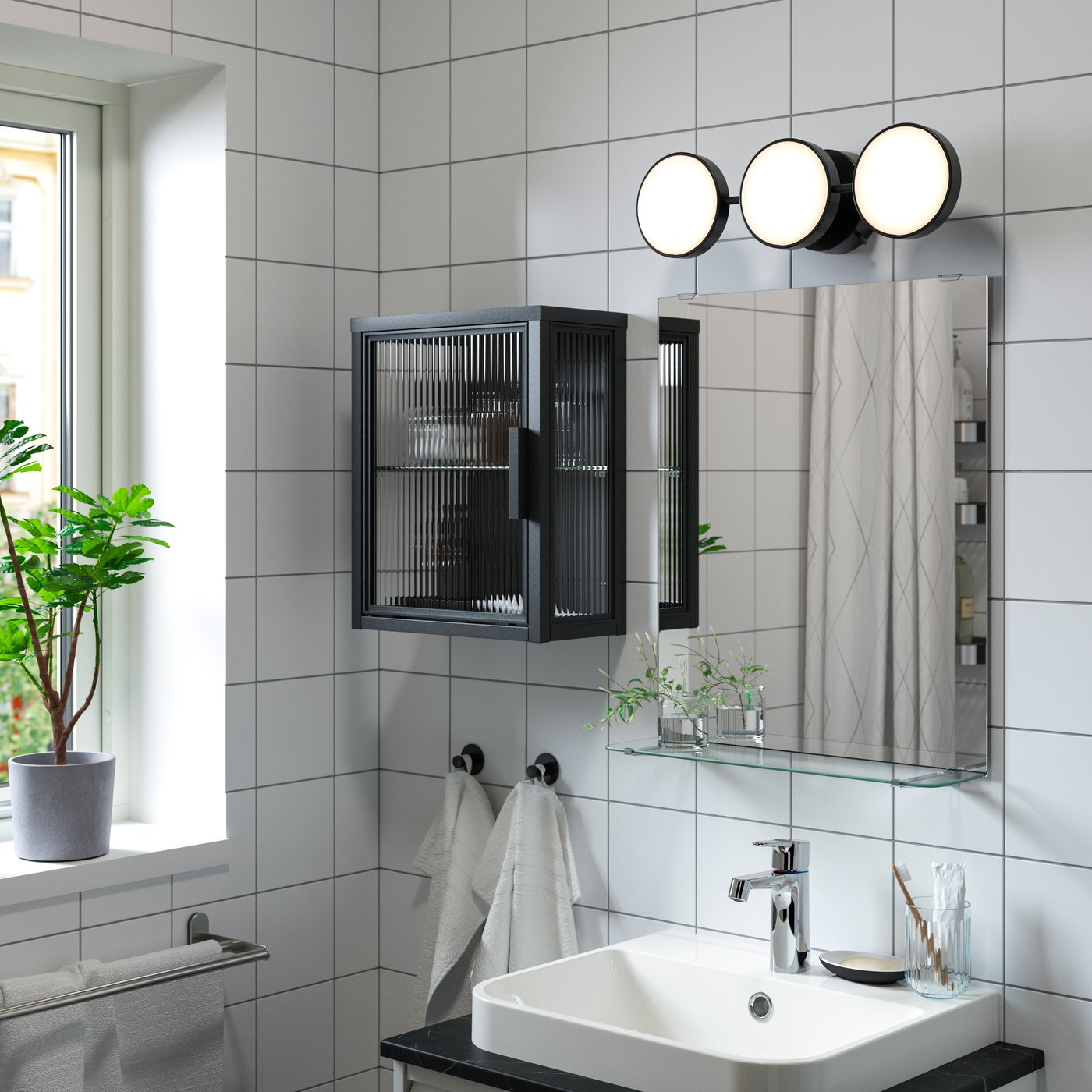 Salle de bain blanche avec meubles miroirs et armoire noire