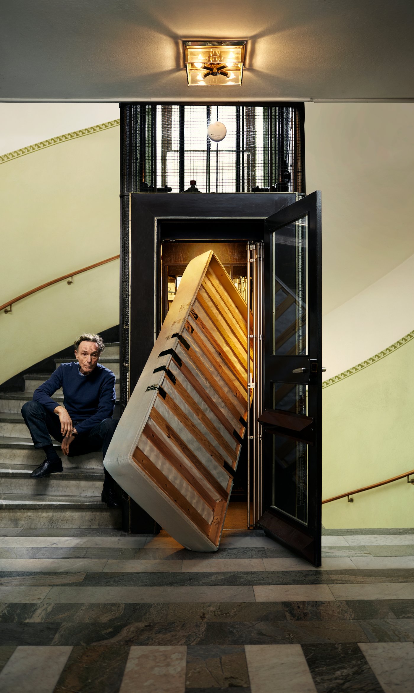 Una estructura de sofá que no entra en un ascensor