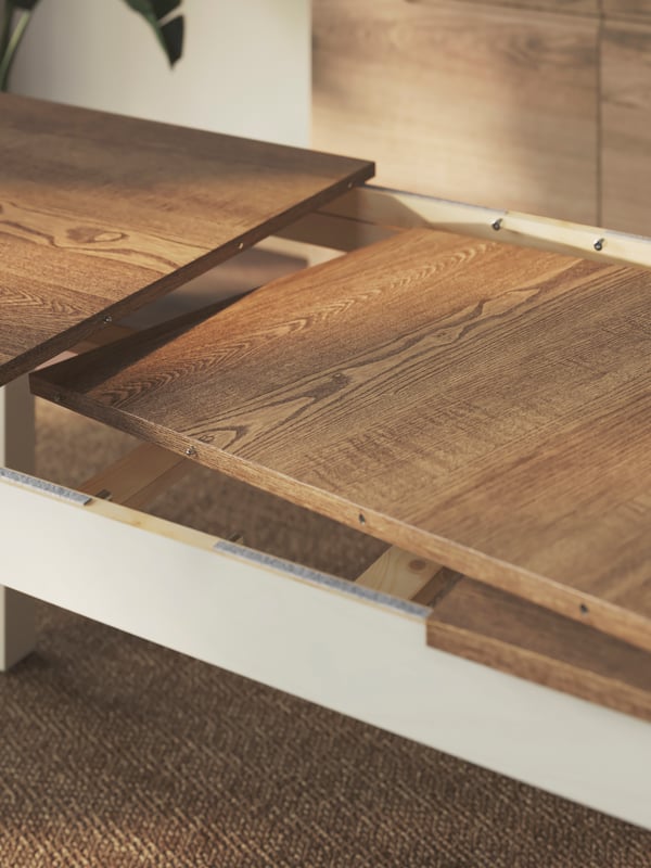 Rozłożony drewniany stół.