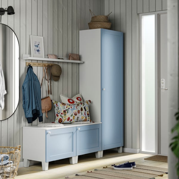 Ein weißer PLATSA Schrank mit hellblauen SANNIDAL Türen im Vorzimmer.
