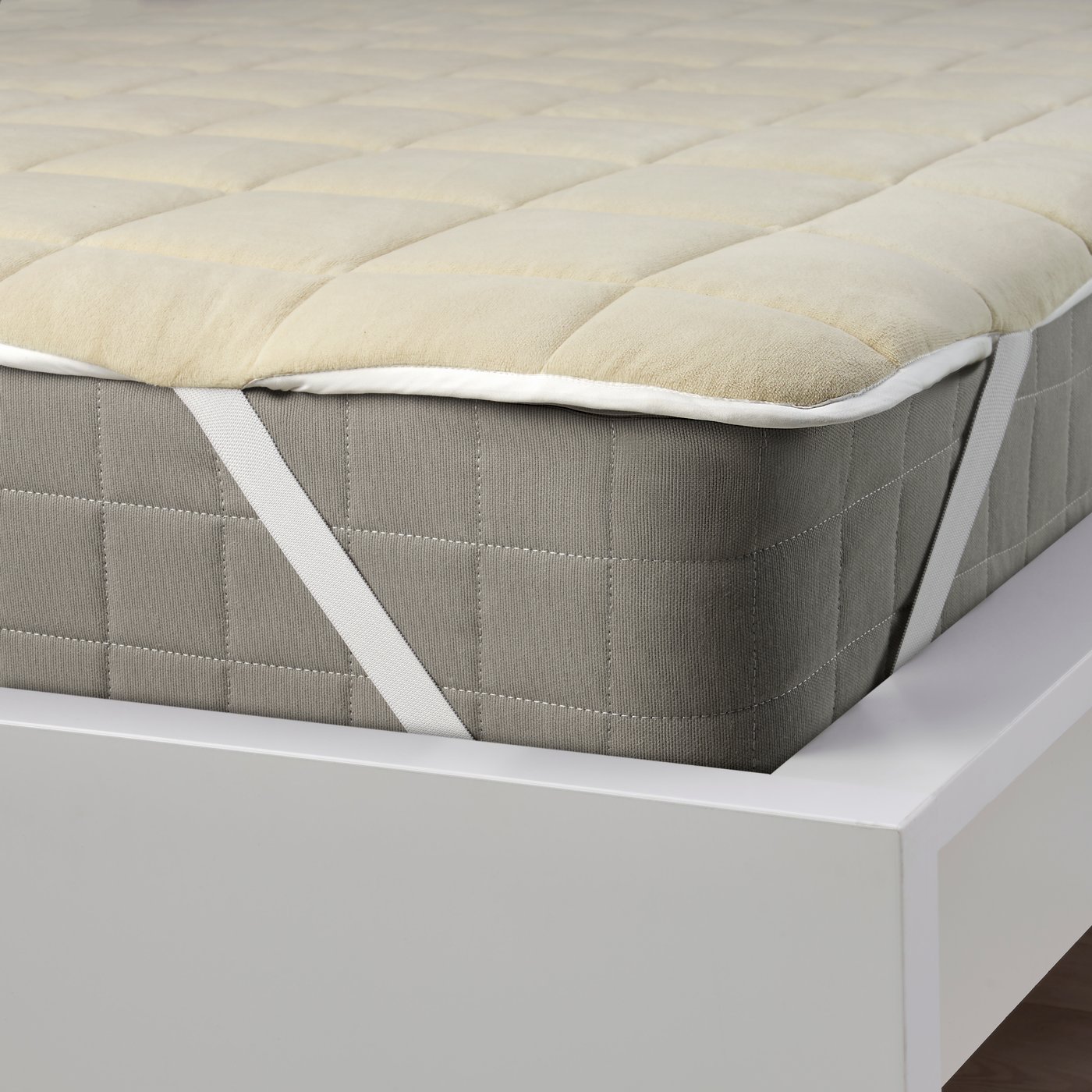 A beige/blue KEJSAROLVON mattress protector