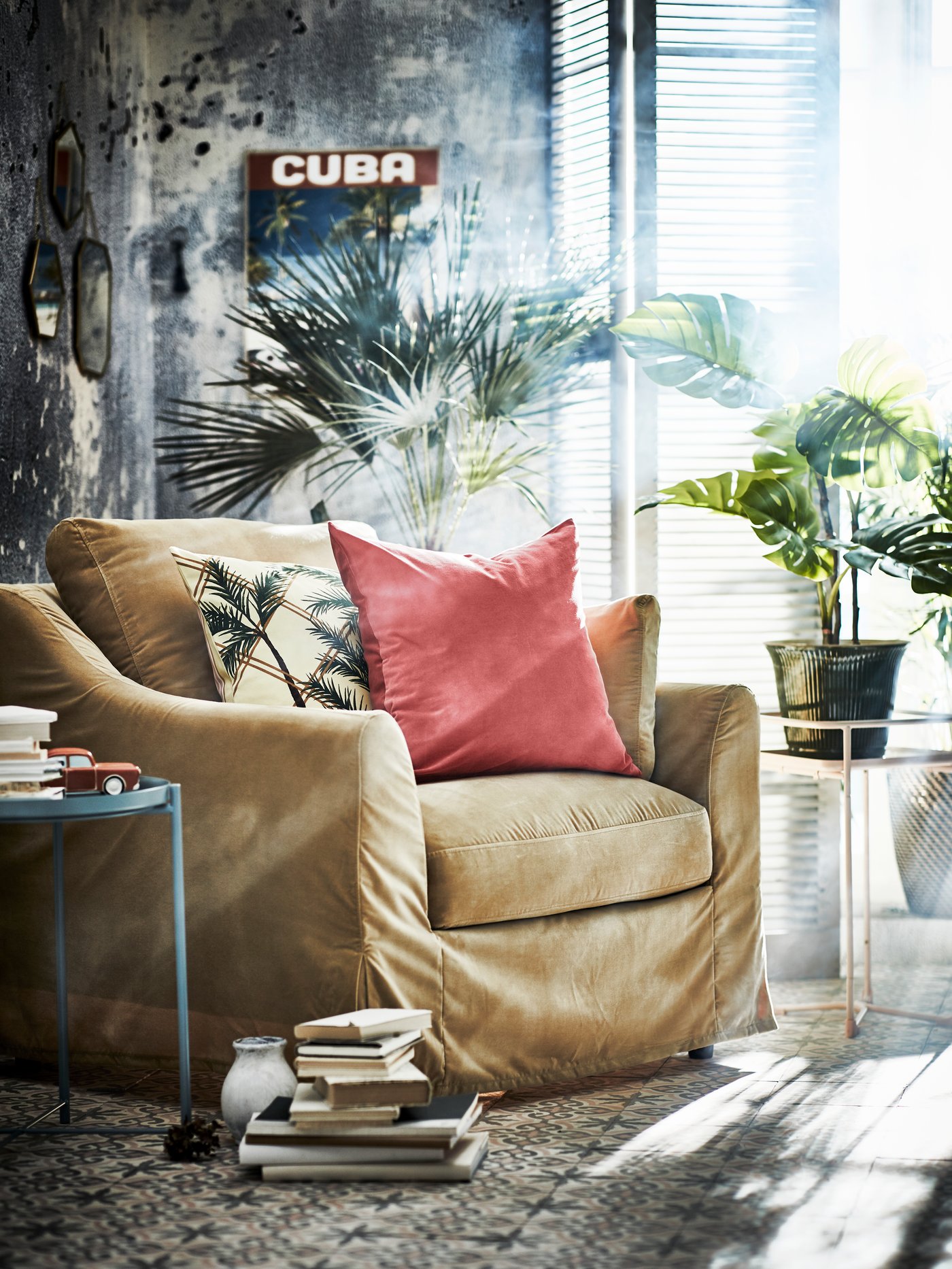 A light brown-red SANELA cushion cover in the living room