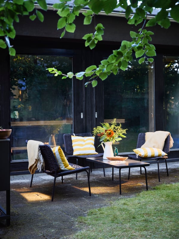 Une housse de coussin GULLBERGSÖ rayée jaune/blanc pour l'extérieur et l'intérieur