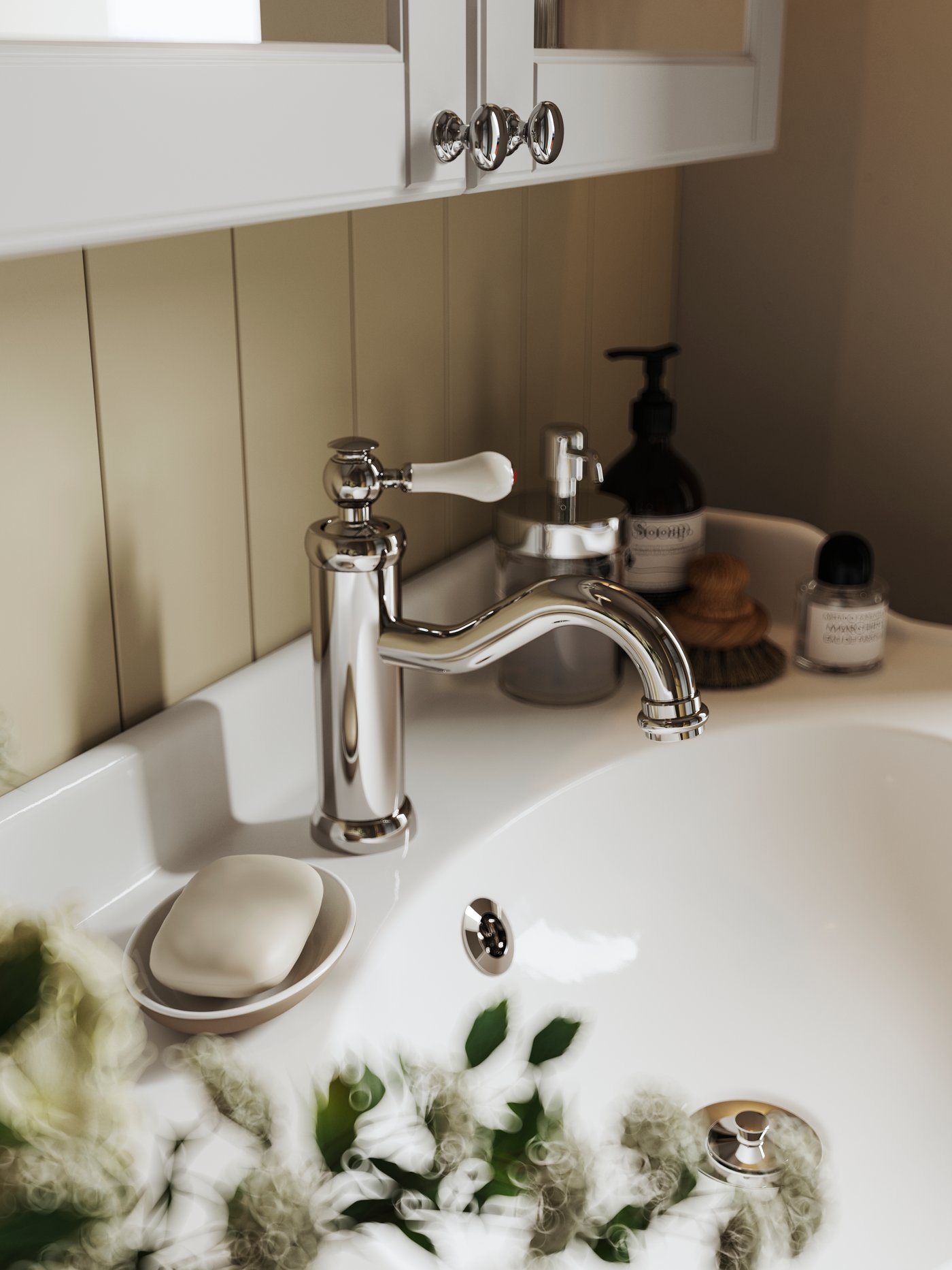 Närbild på en silvrig kran ovanför ett vitt handfat.