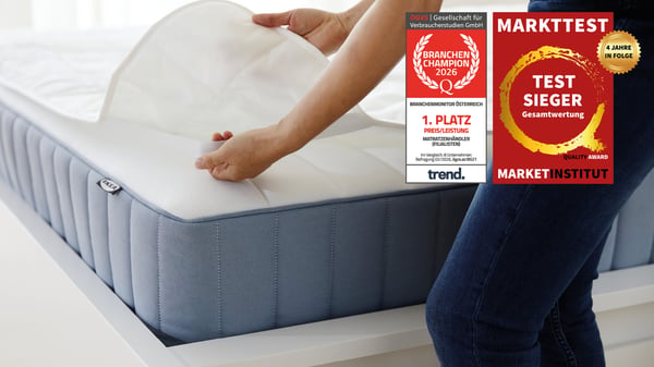 Eine Matratze und zwei Testsieger-Symbole.