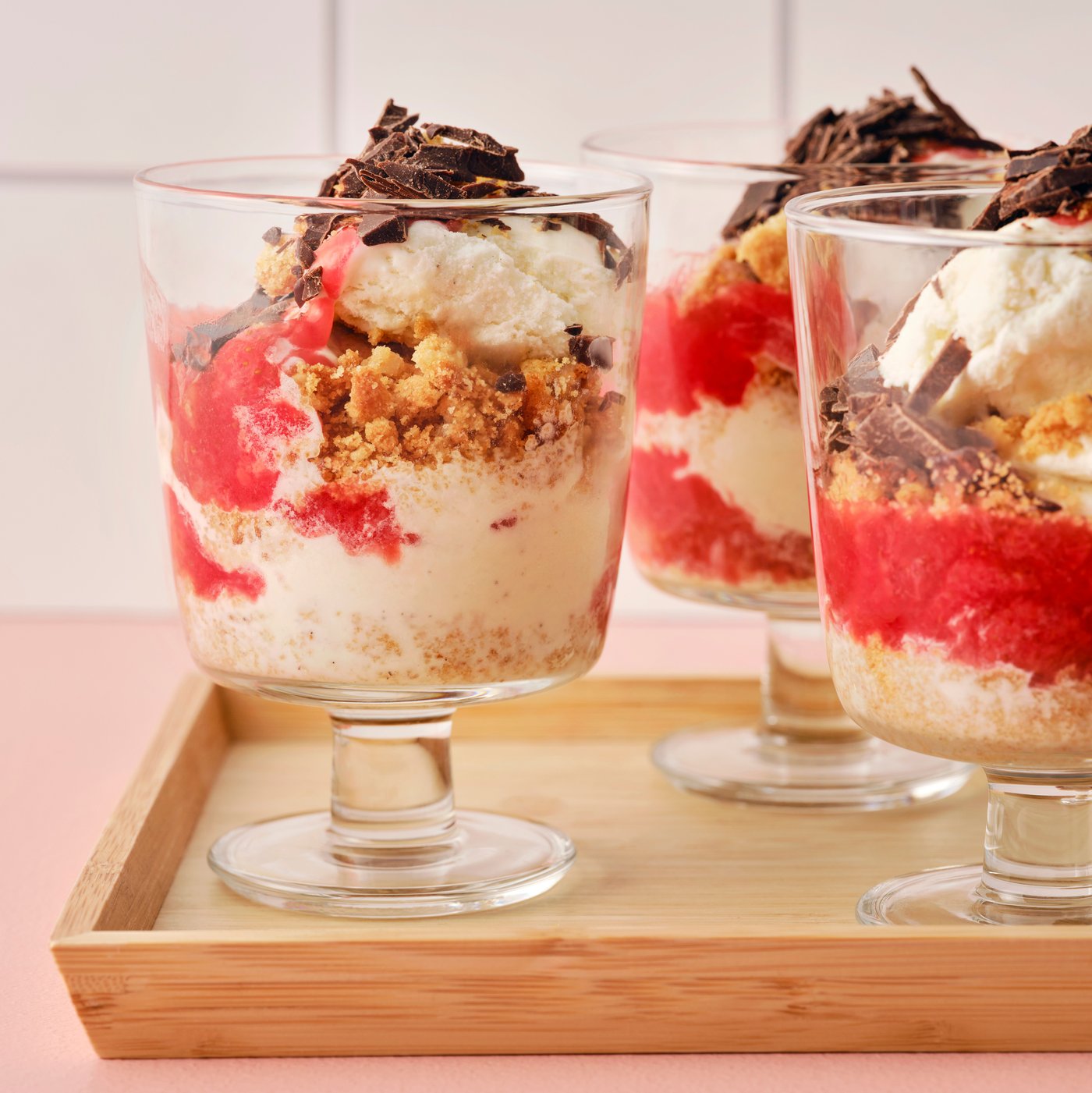 Glasses have pieces of dark chocolate, KAFFEREP biscuits with almonds, vanilla ice cream and VAGGSÅNG strawberry spread.