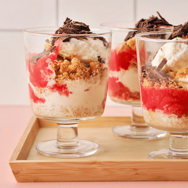 Glass med biter av mørk sjokolade, KAFFEREP kjeks med mandler, vaniljeiskrem og VAGGSÅNG jordbærsyltetøy.