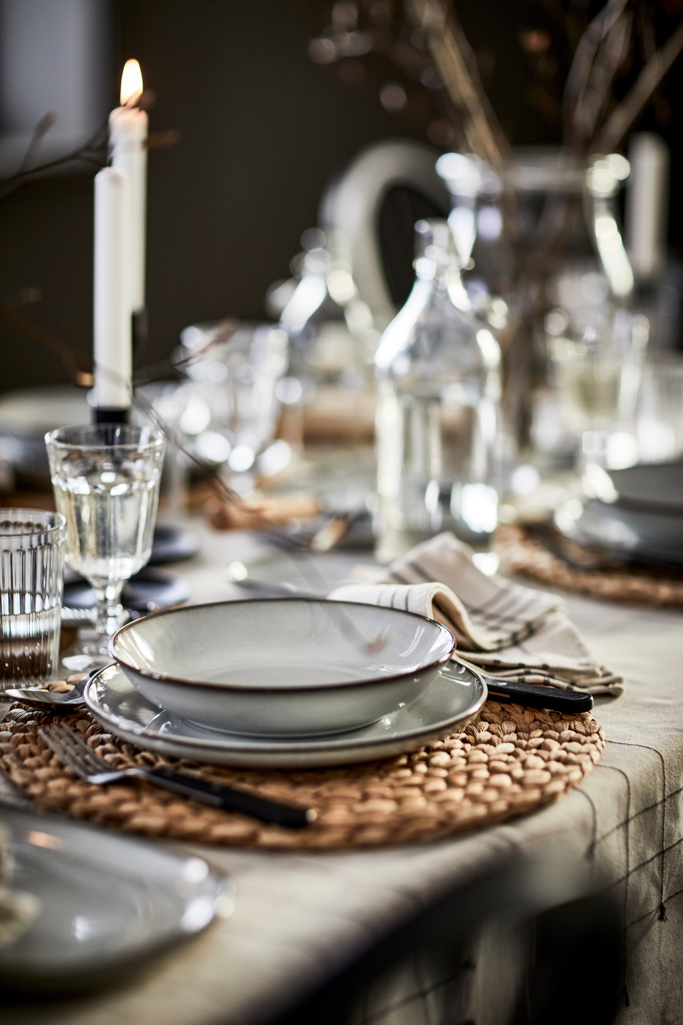 Eine dunkelgraue/naturfarbene VÅRARV-Serviette im Esszimmer