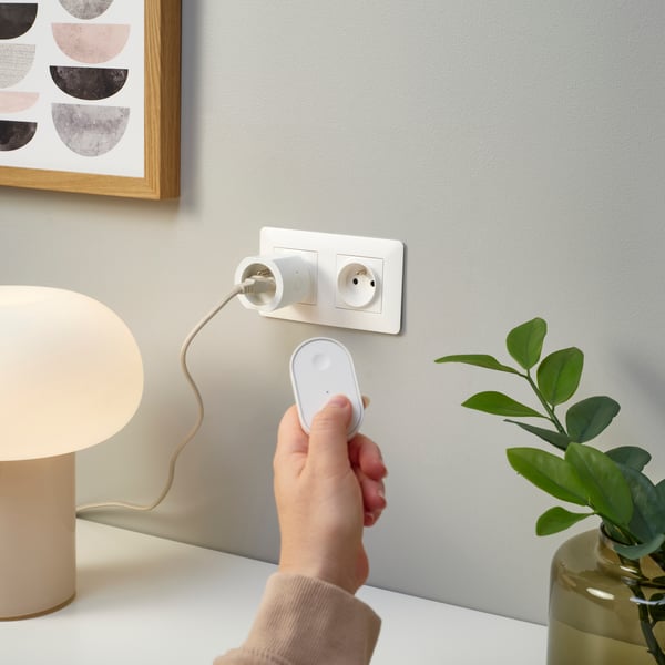 En DEJSA bordlampe i beige/opalhvitt glass.
