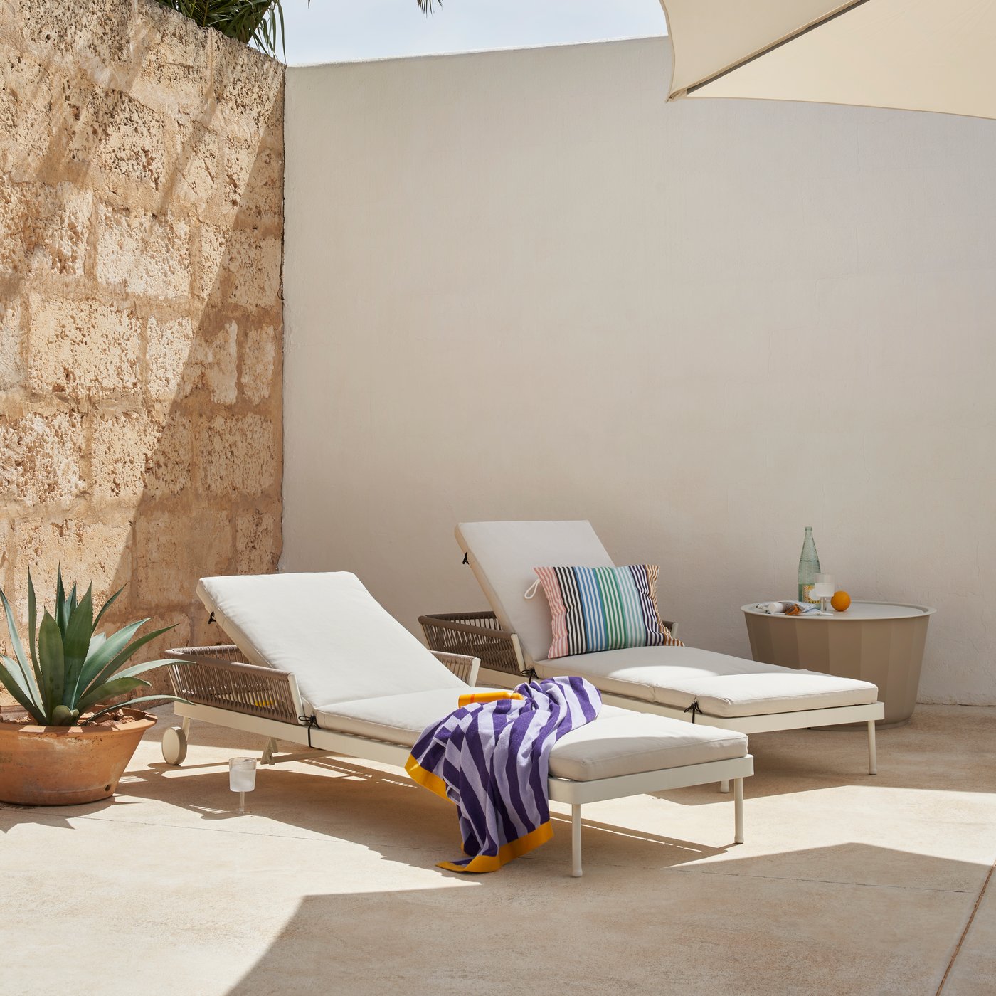 A lilac/striped ENSKOTTMAL bath towel