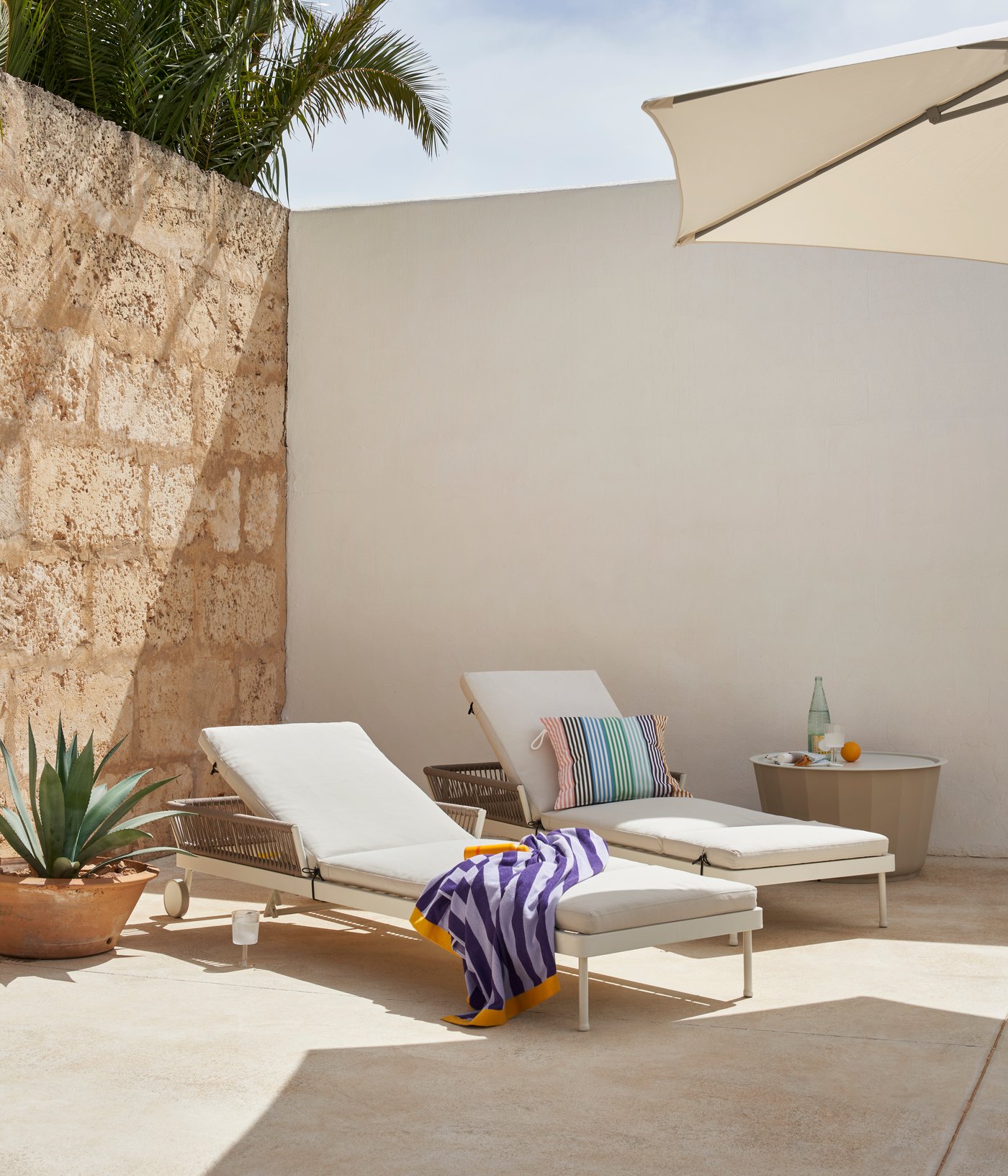A lilac/striped ENSKOTTMAL bath towel