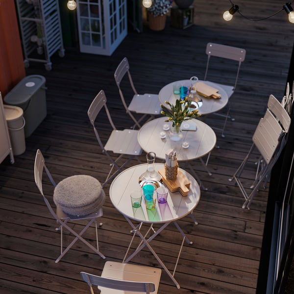 A black/outdoor SVARTRÅ LED lighting chain with 12 lights
