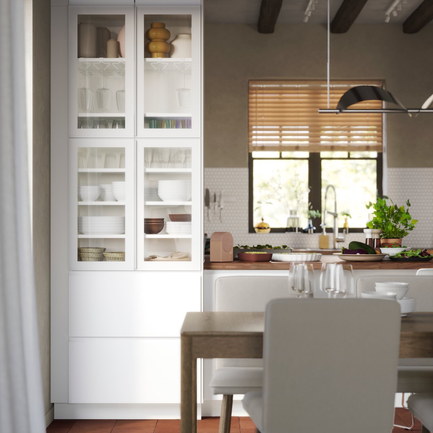 Armoire de salle à manger composée d’éléments SEKTION, de portes vitrées et de tiroirs, entre une cuisine et un espace repas.