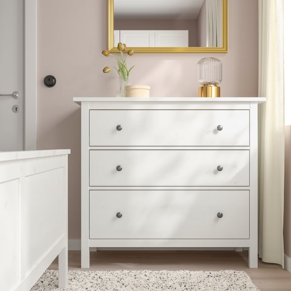 Cómoda blanca HEMNES junto a ventana.