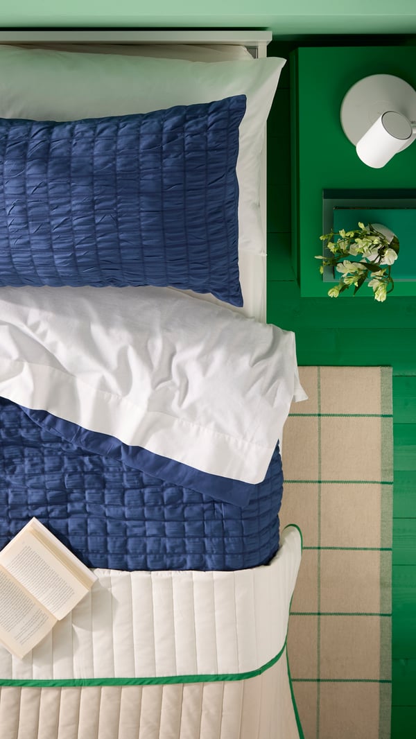 A green GARNANÄS coffee table in the bedroom