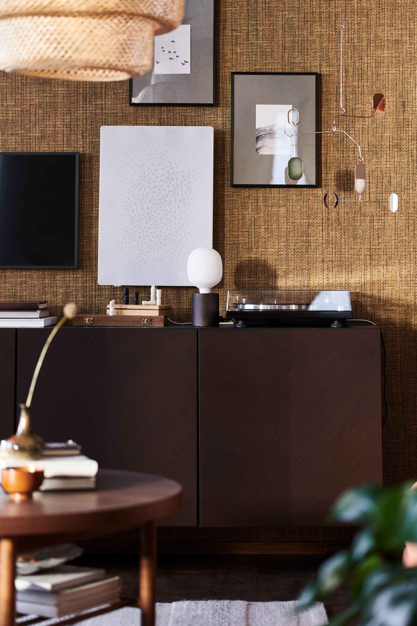 A black-brown Hedeviken/dark brown stained oak veneer BESTÅ wall-mounted cabinet combination in the living room