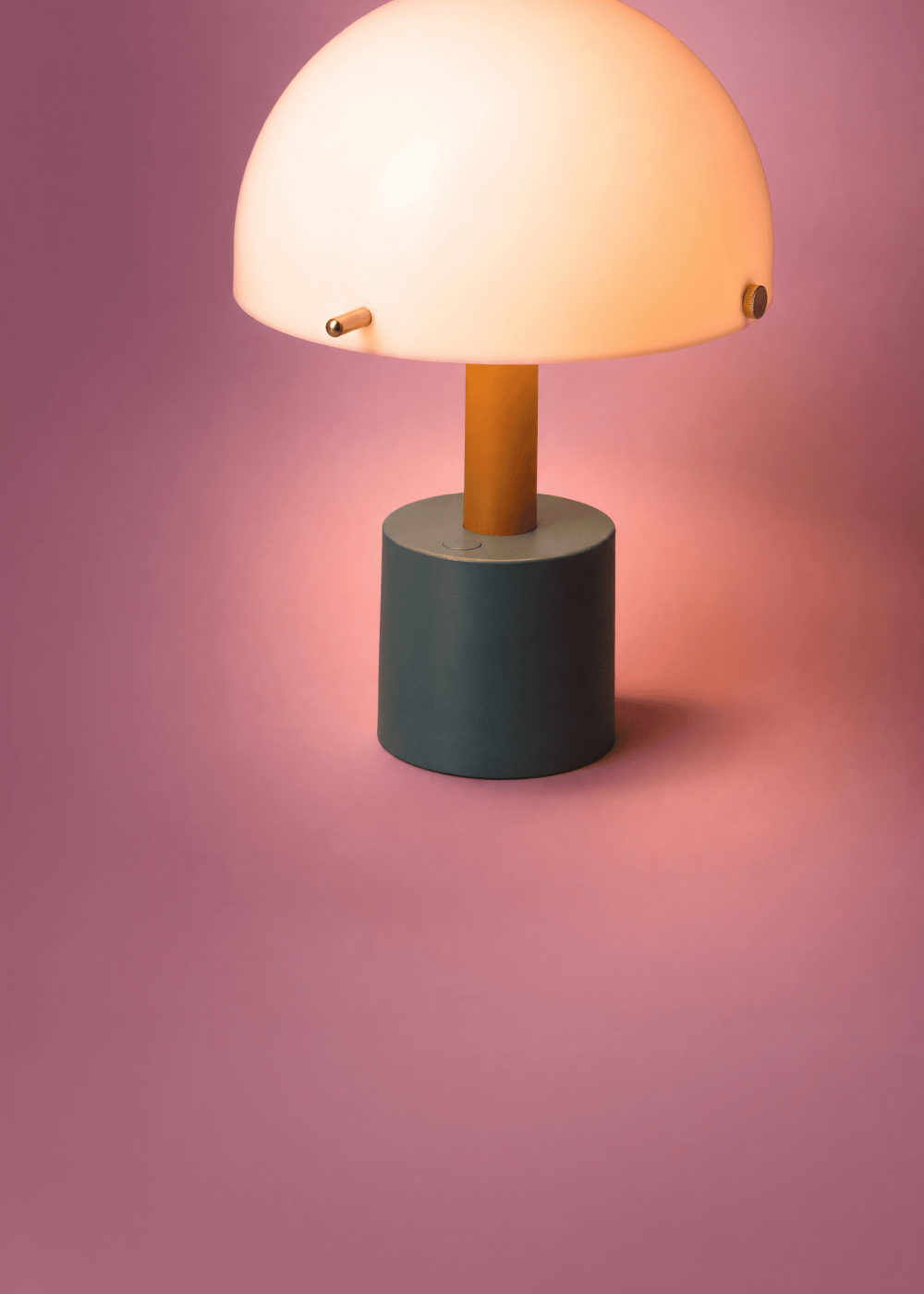 A NÖDMAST lamp with a purple background