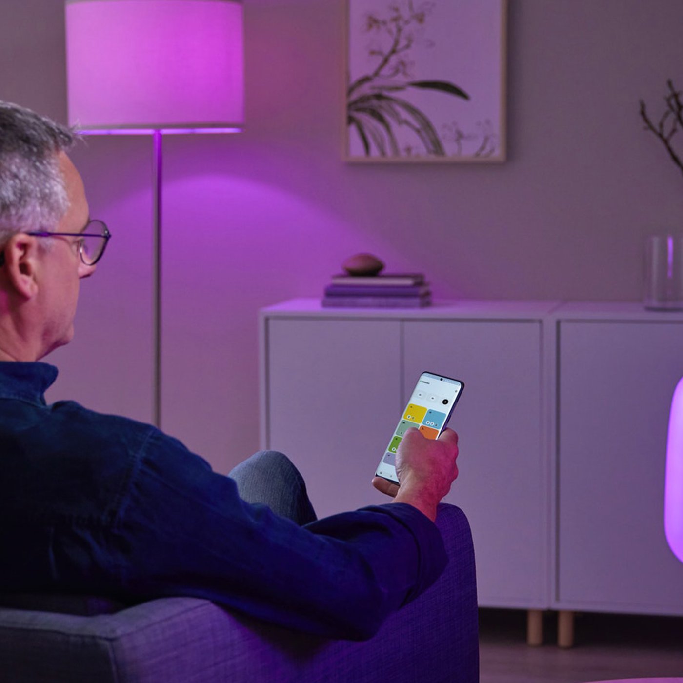 En vit smart DIRIGERA hubb för smarta produkter