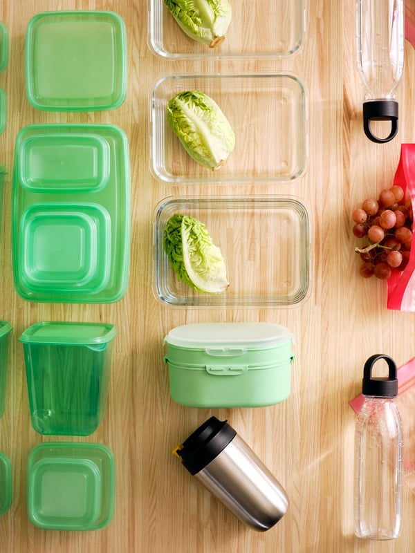 Un montage de boîtes à sandwich PRUTA, de boîtes alimentaires PRUTA, de boîtes à lunch empilables UTBJUDA et de boîtes alimentaires IKEA 365+.