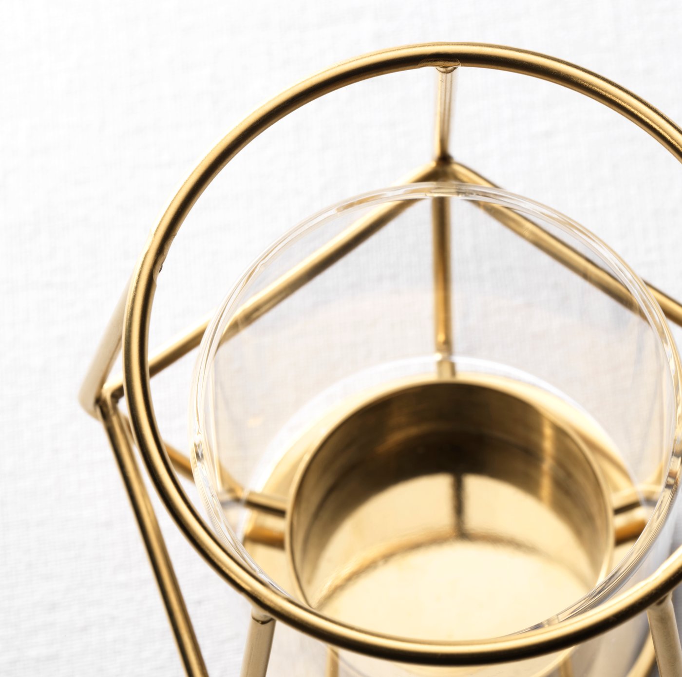 Detailní záběr na zlatý svícen.