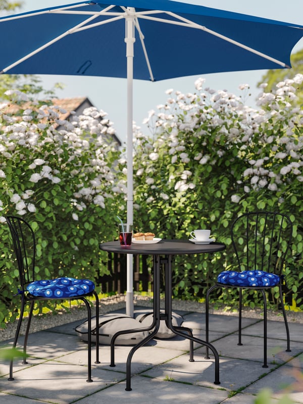 Une table LÄCKÖ gris/bleu foncé + 2 chaises, pour l'extérieur