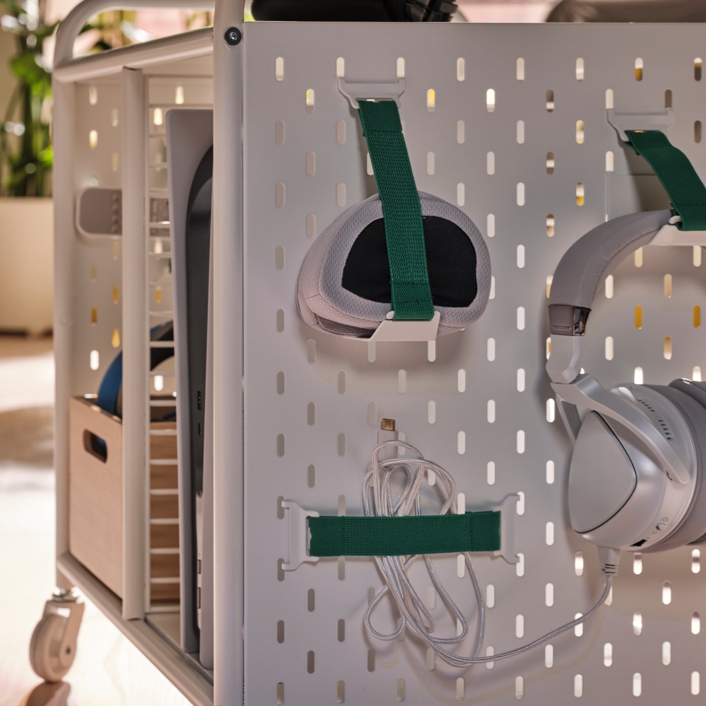 A light bamboo UPPDATERA storage box in the living room