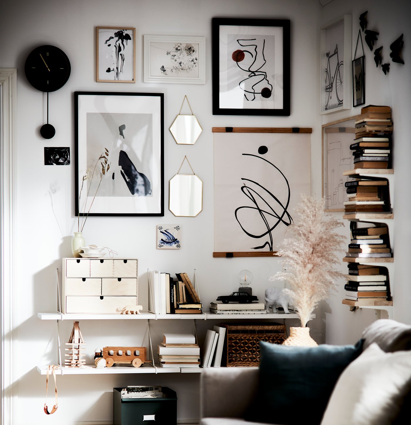 En tavelvägg i ett ljust hem.