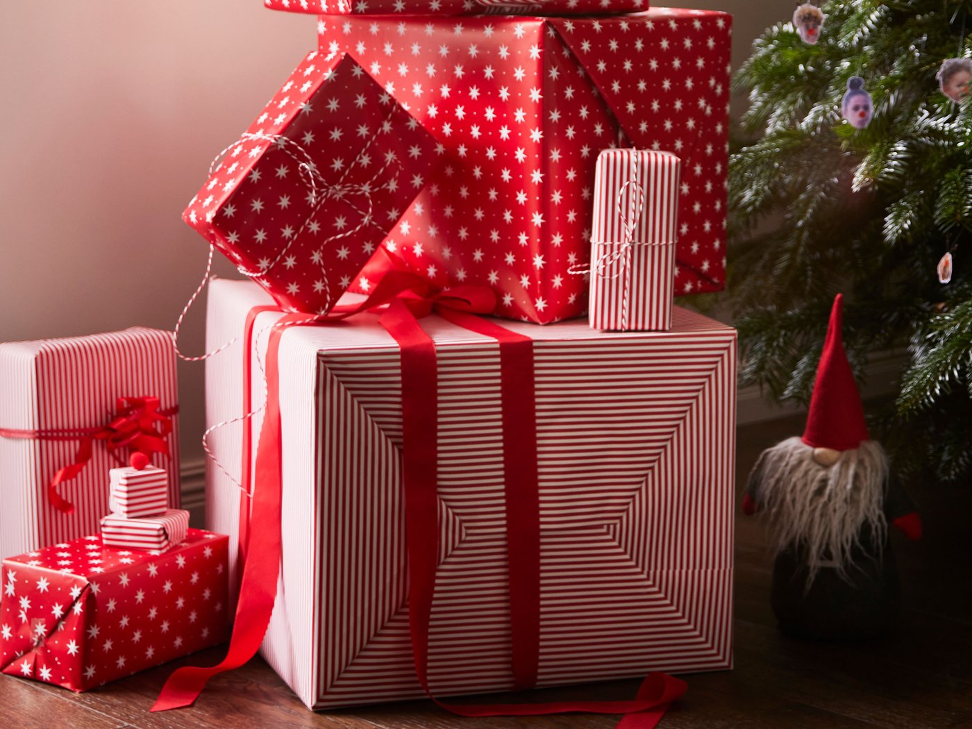 Christmas gifts wrapped in stripe pattern red/white VINTERFINT gift wrap roll.