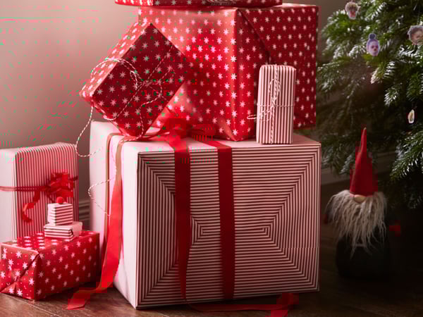 A stripe pattern red/white VINTERFINT gift wrap roll