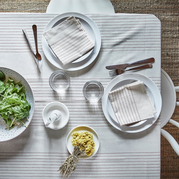 Une nappe VIPPSTARR à rayures rouge et écru.