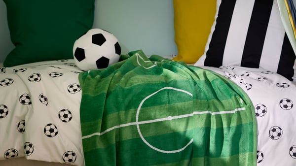 An yellow GURLI cushion cover in the childrens room