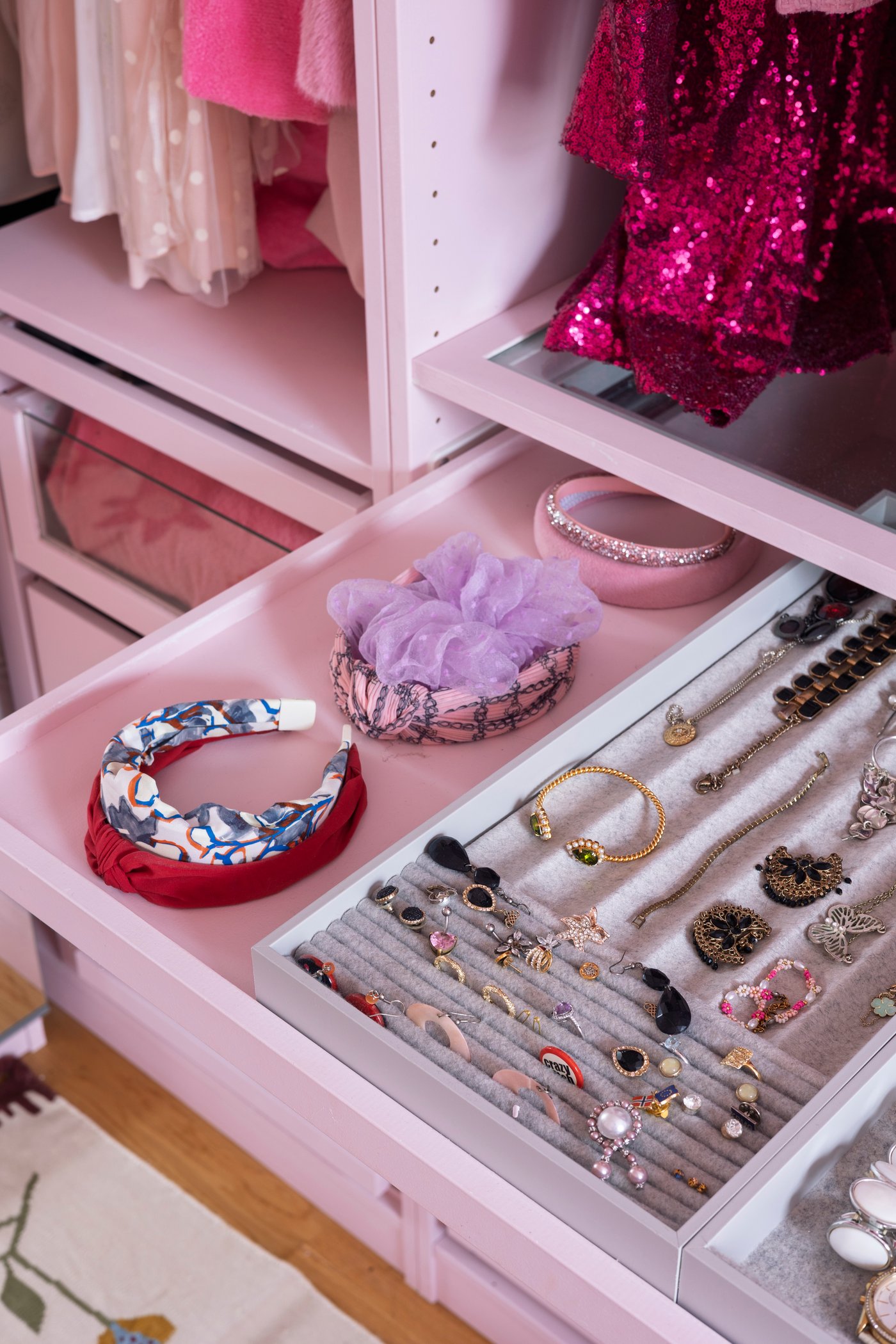 PAX skap malt rosa med KOMPLEMENT garderobeinnredning.