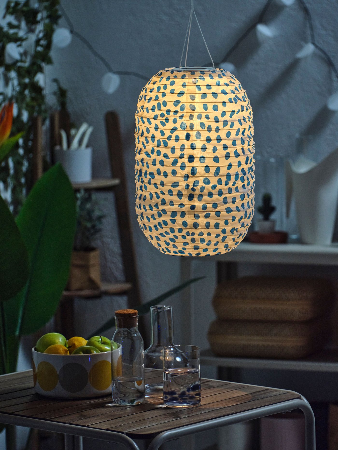 Eine gefleckte solarbetriebene/blaue SOLVINDEN Pendelleuchte