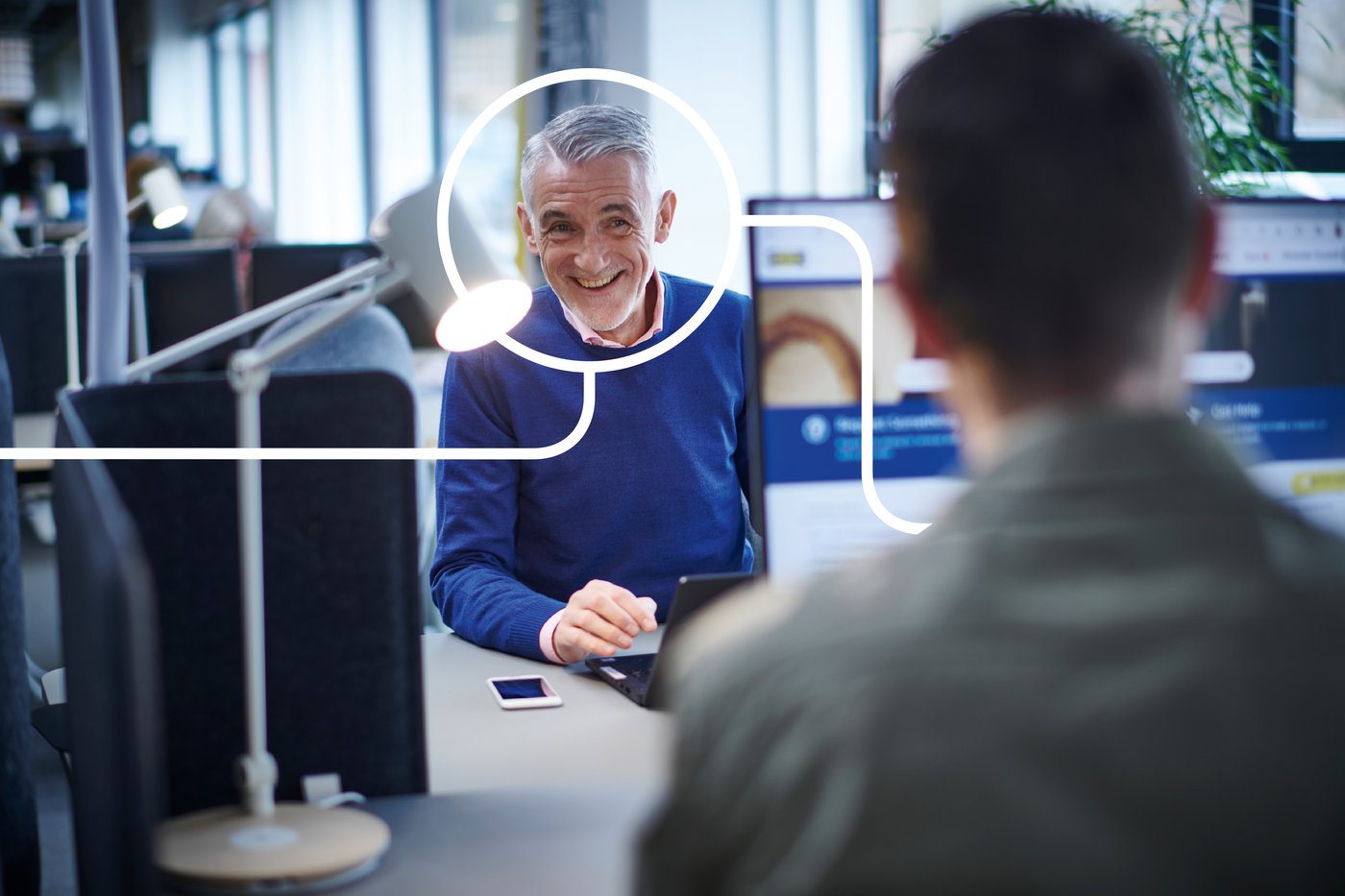 Ein Mann am Schreibtisch