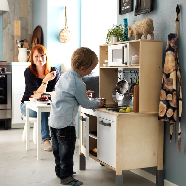 un enfant jouant avec la cuisine ludique DUKTIG