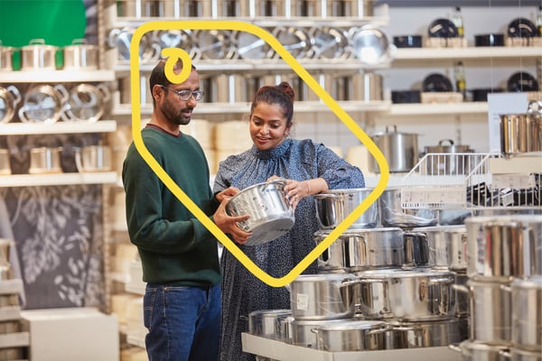 People shopping new IKEA Family offer articles.