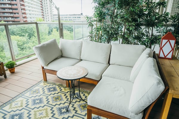 バルコニーには、FEJKA/フェイカ（人工観葉植物）、RÅSKOG/ロースコグをはじめとするIKEAの商品でコーディネートされている。
