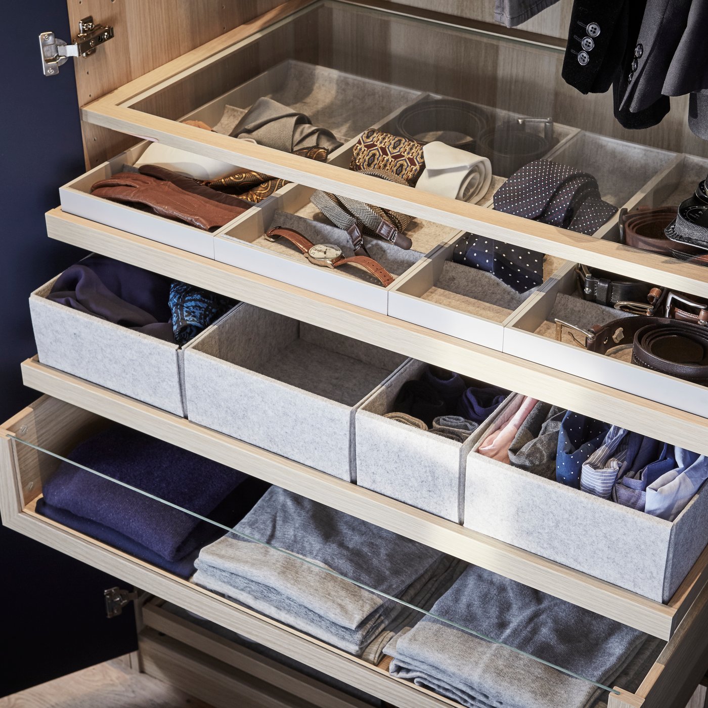 A light grey KOMPLEMENT box