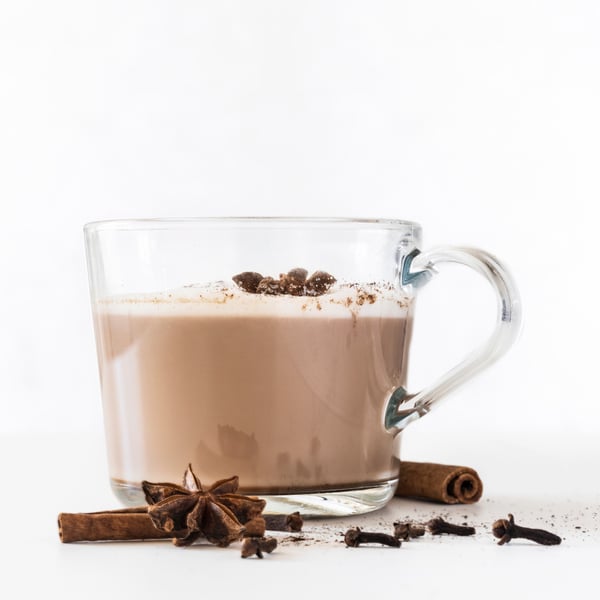 IKEA 365+ átlátszó üvegpohár, fűszeres lattéval töltve.