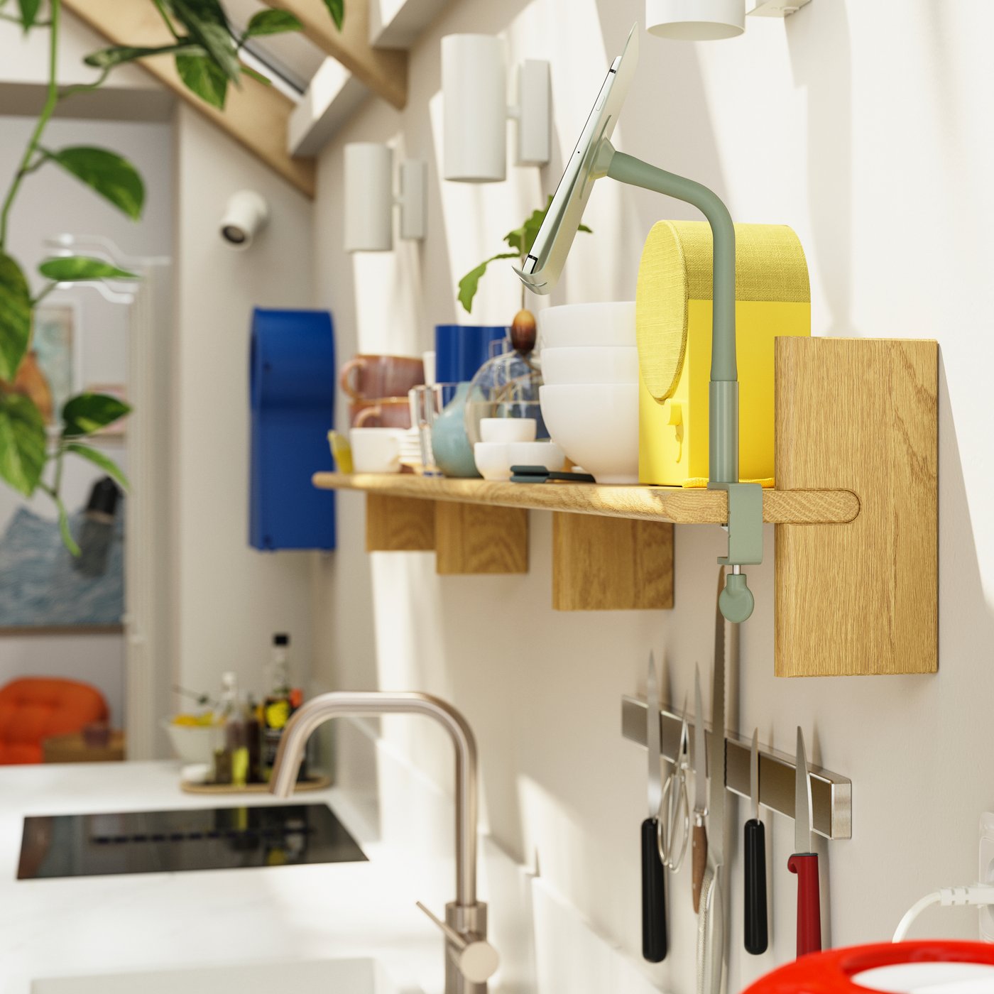 En KLAVRESTRÖM væghylde, lavet af massivt egetræ, er monteret på en køkkenvæg, og en NATTBAD Bluetooth-højttaler er placeret på den.