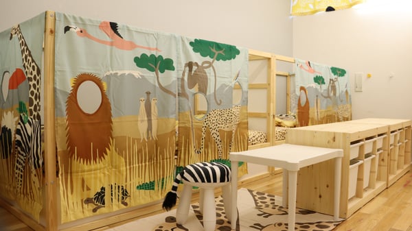 ライオンやキリン、シマウマなどアフリカをイメージしたような部屋の空間。
