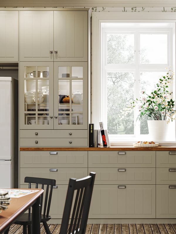 A black AGAM junior chair in the kitchen