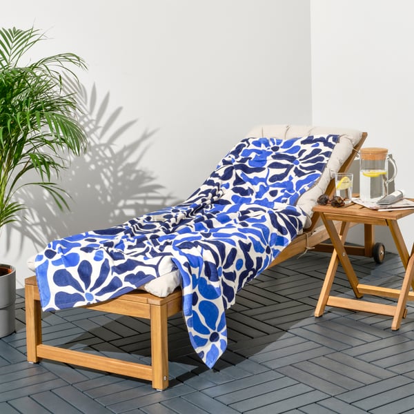 A blue/floral pattern GULYXNE beach towel
