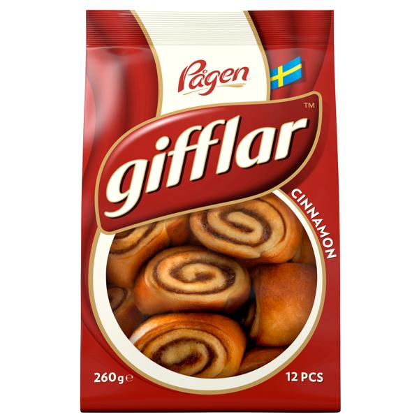 Tre girelle alla cannella GIFFLAR KANEL su un vassoio di legno