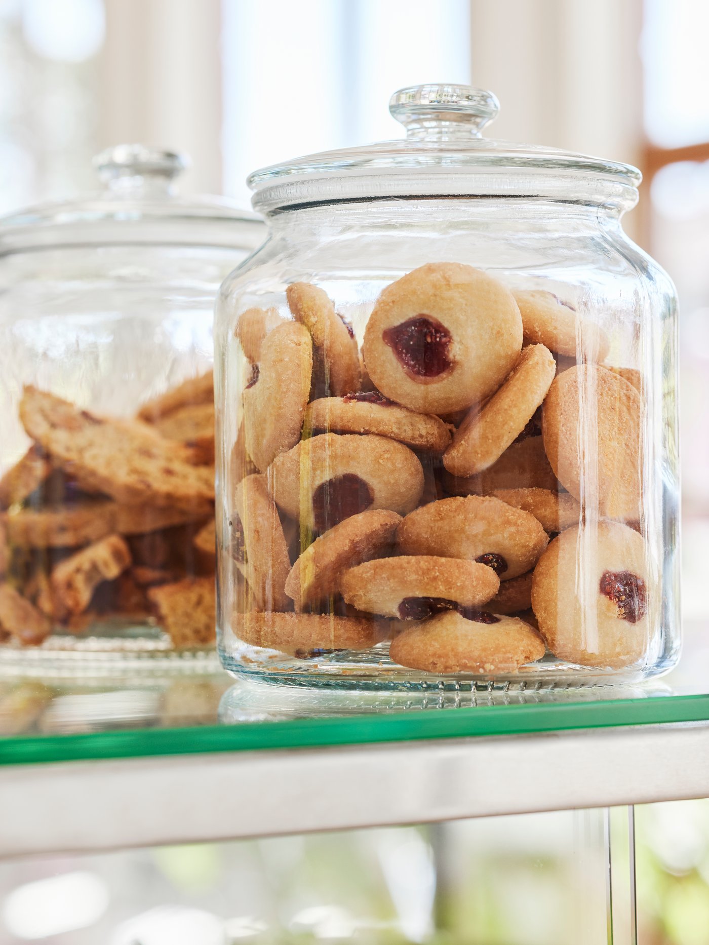 A clear glass VARDAGEN jar with lid