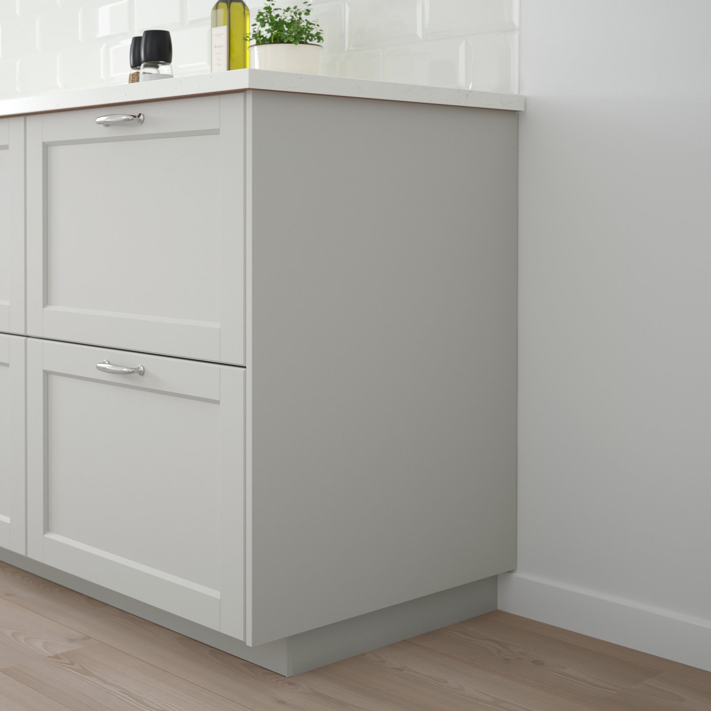 Køkkenunderskabe med lysegrå skuffefronter i shakerstil.